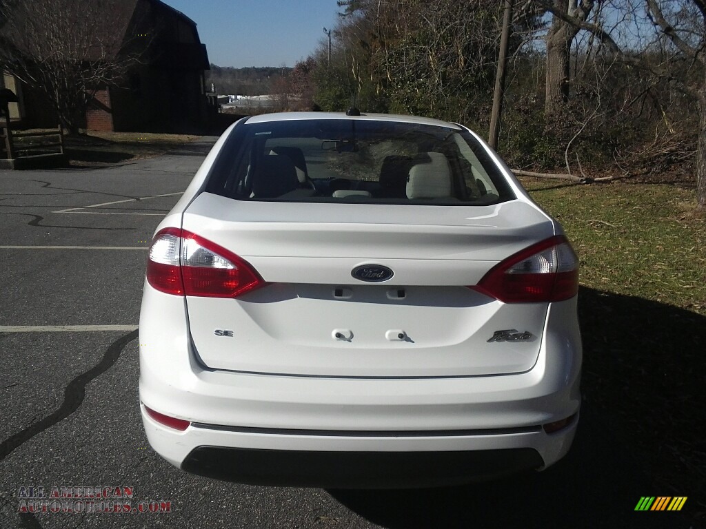 2015 Fiesta SE Sedan - Oxford White / Medium Light Stone photo #7