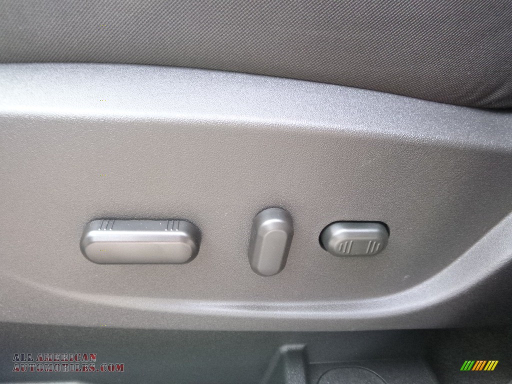 2017 Escape SE 4WD - White Gold / Charcoal Black photo #16