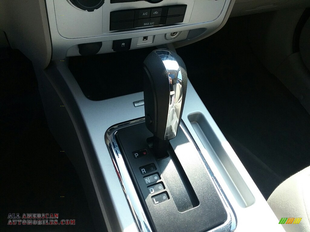 2010 Mariner V6 4WD - White Suede / Black photo #17