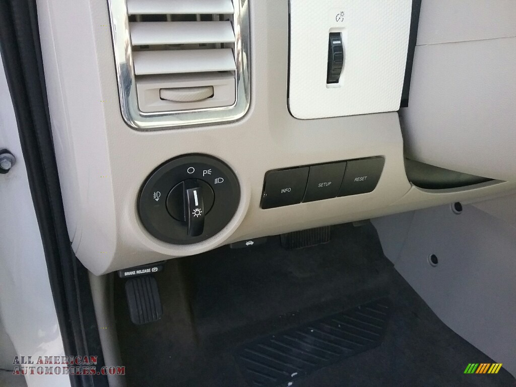 2010 Mariner V6 4WD - White Suede / Black photo #18