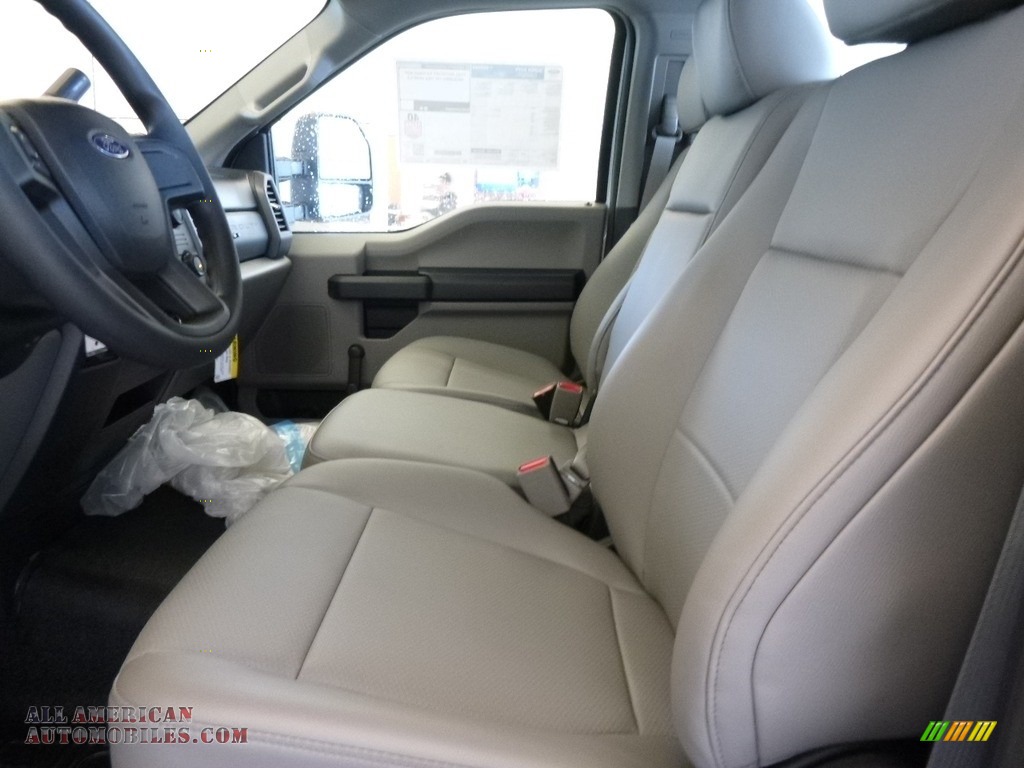 2017 F450 Super Duty XL Regular Cab 4x4 Chassis - Oxford White / Medium Earth Gray photo #6
