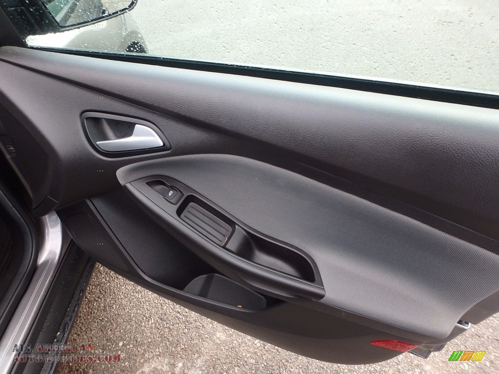 2014 Focus SE Sedan - Sterling Gray / Charcoal Black photo #13