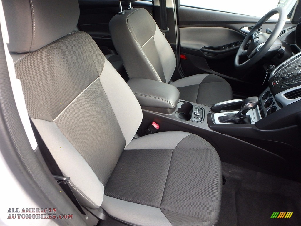 2014 Focus SE Sedan - Ingot Silver / Charcoal Black photo #11