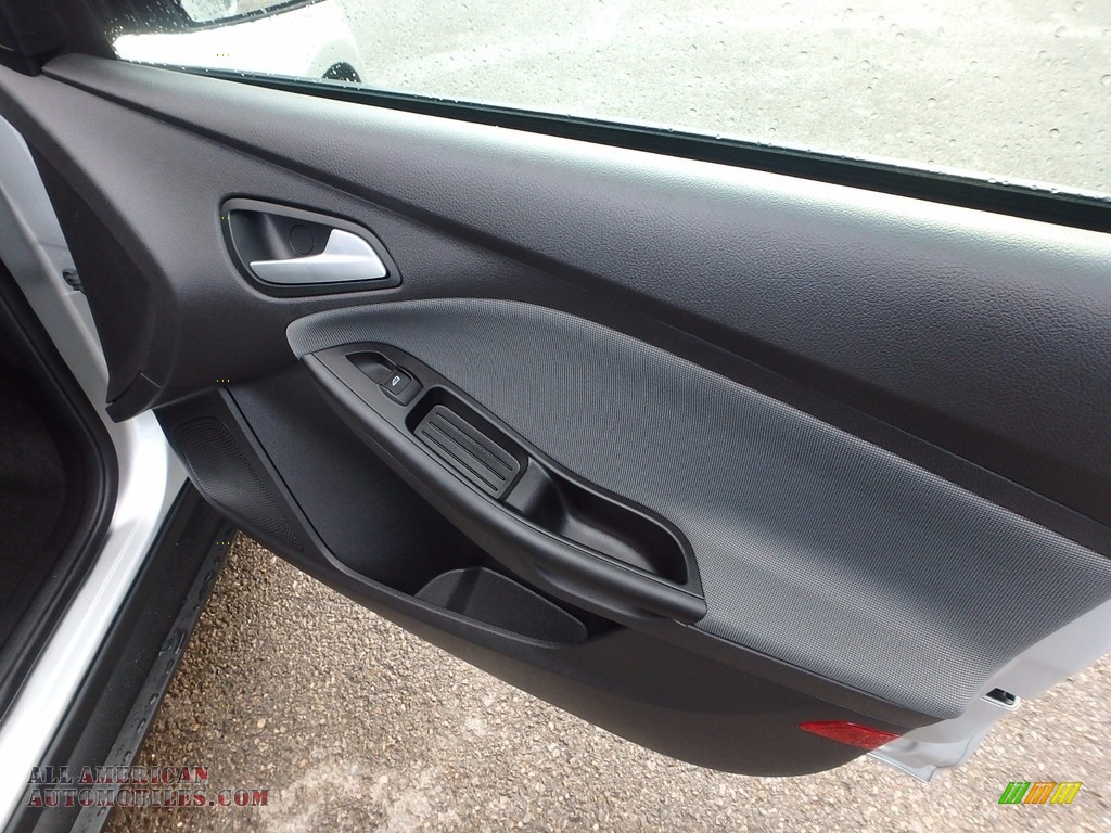 2014 Focus SE Sedan - Ingot Silver / Charcoal Black photo #13