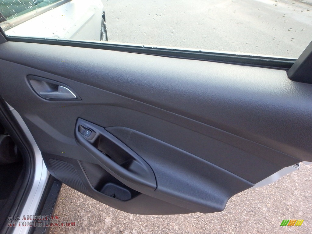 2014 Focus SE Sedan - Ingot Silver / Charcoal Black photo #15