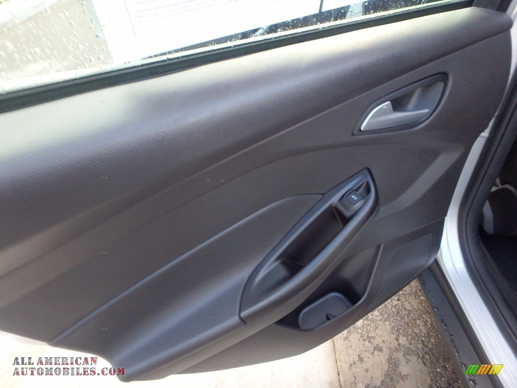 2014 Focus SE Sedan - Ingot Silver / Charcoal Black photo #19