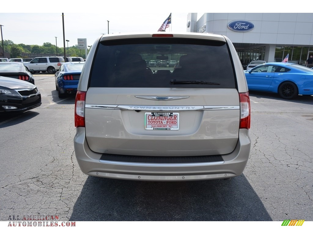2013 Town & Country Touring - L - Cashmere Pearl / Dark Frost Beige/Medium Frost Beige photo #4