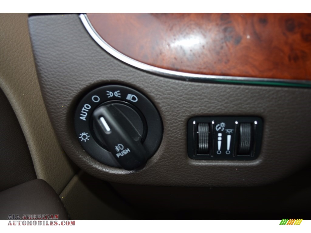 2013 Town & Country Touring - L - Cashmere Pearl / Dark Frost Beige/Medium Frost Beige photo #28