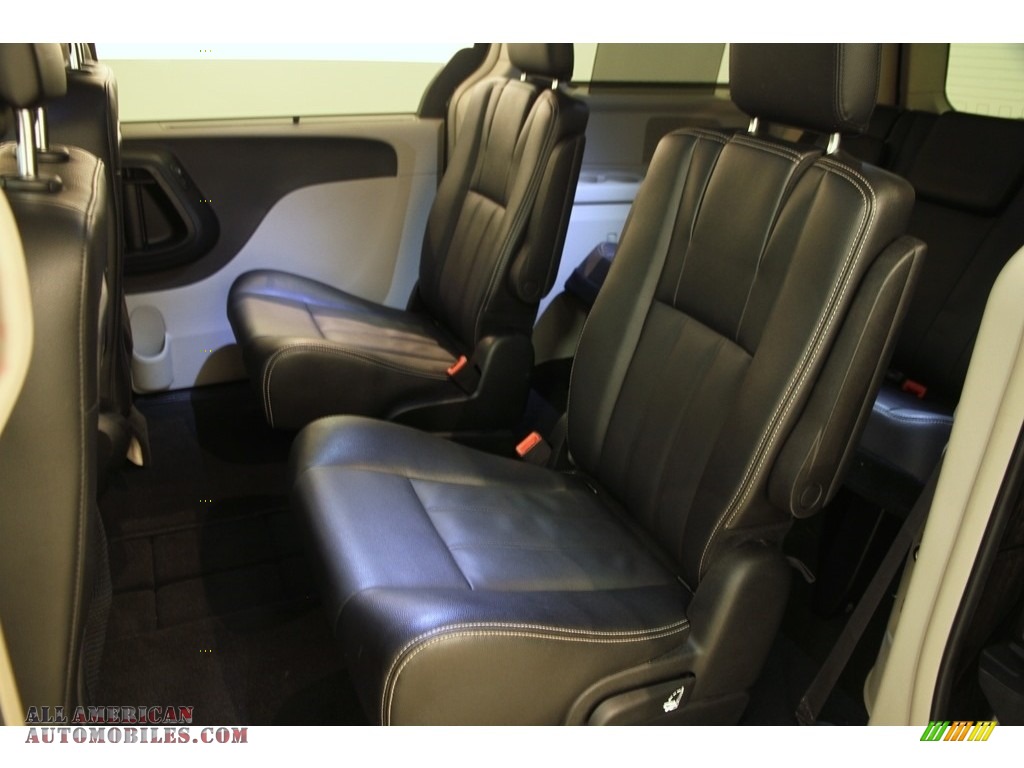 2014 Town & Country Touring - Brilliant Black Crystal Pearl / Black/Light Graystone photo #15