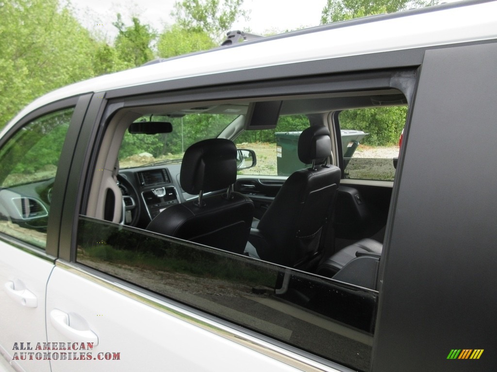 2015 Town & Country Touring - Bright White / Black/Light Graystone photo #30