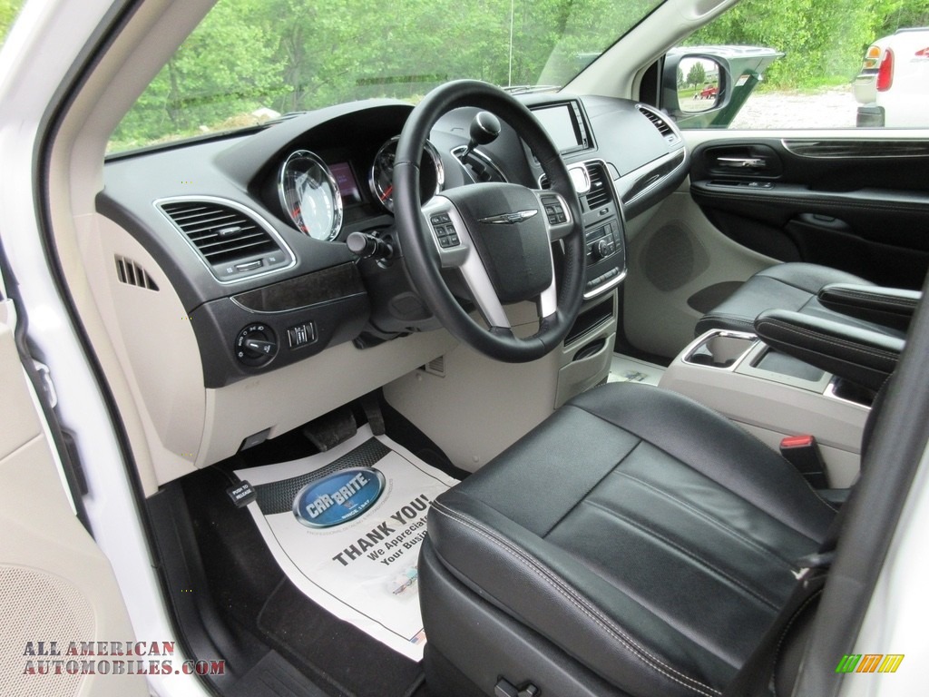 2015 Town & Country Touring - Bright White / Black/Light Graystone photo #39