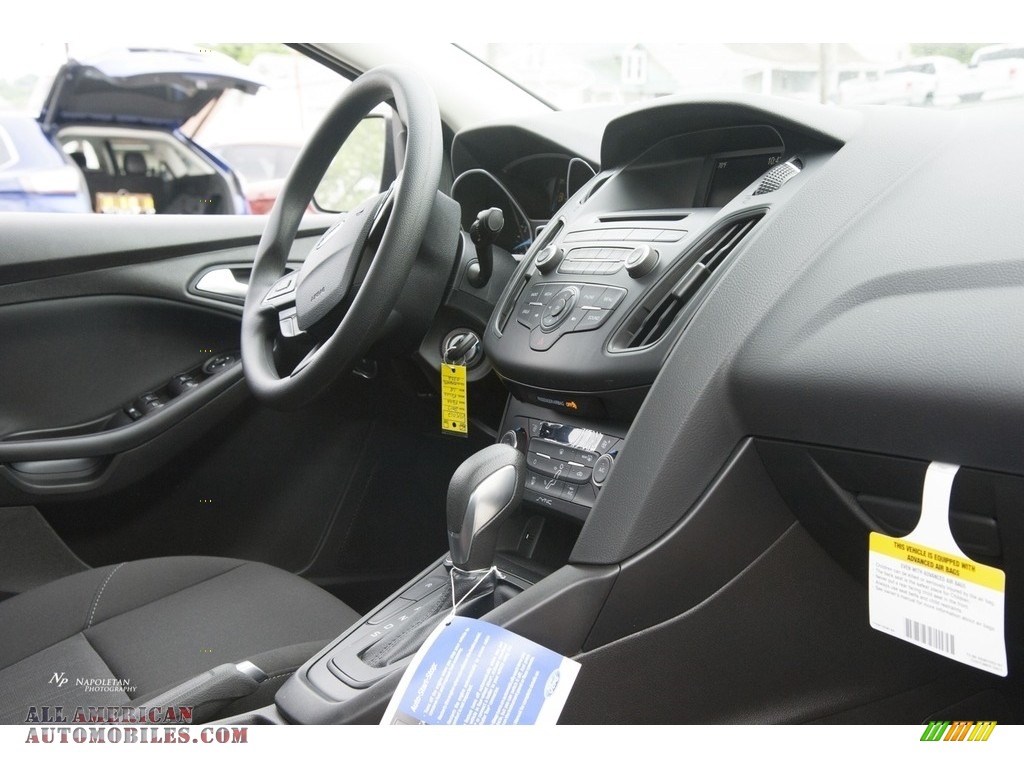 2017 Focus SE Sedan - Magnetic / Charcoal Black photo #8