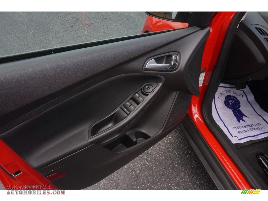 2015 Focus SE Sedan - Race Red / Charcoal Black photo #11