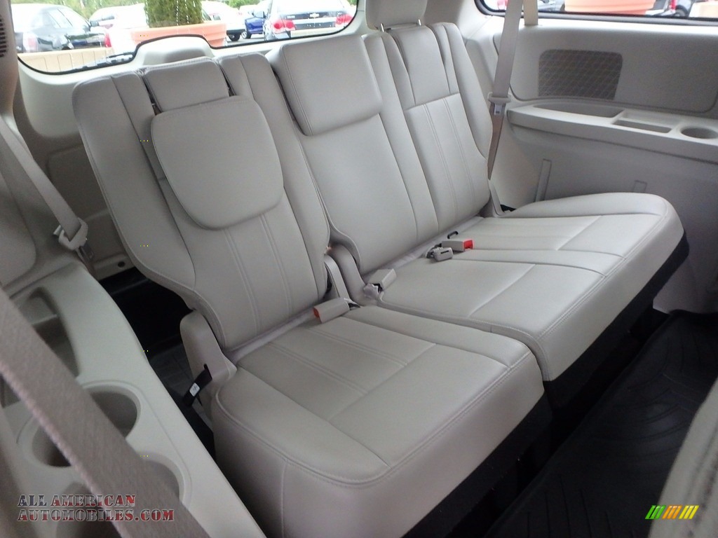 2013 Town & Country Touring - Brilliant Black Crystal Pearl / Dark Frost Beige/Medium Frost Beige photo #19