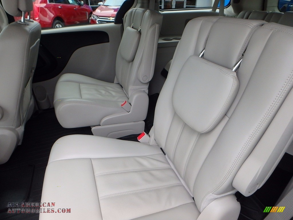 2013 Town & Country Touring - Brilliant Black Crystal Pearl / Dark Frost Beige/Medium Frost Beige photo #21