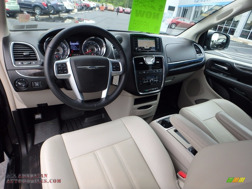 2013 Town & Country Touring - Brilliant Black Crystal Pearl / Dark Frost Beige/Medium Frost Beige photo #23