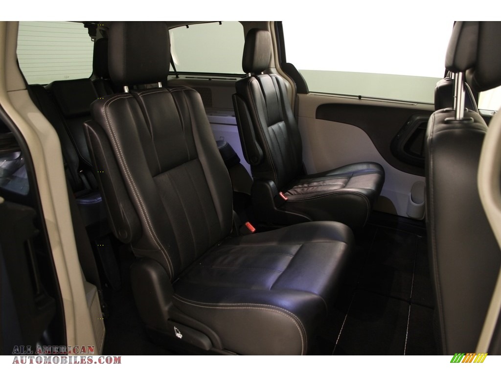 2011 Town & Country Touring - L - Sapphire Crystal Metallic / Black/Light Graystone photo #19