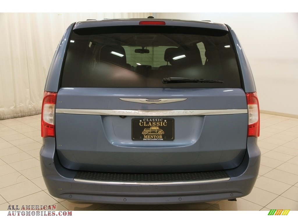 2011 Town & Country Touring - L - Sapphire Crystal Metallic / Black/Light Graystone photo #23