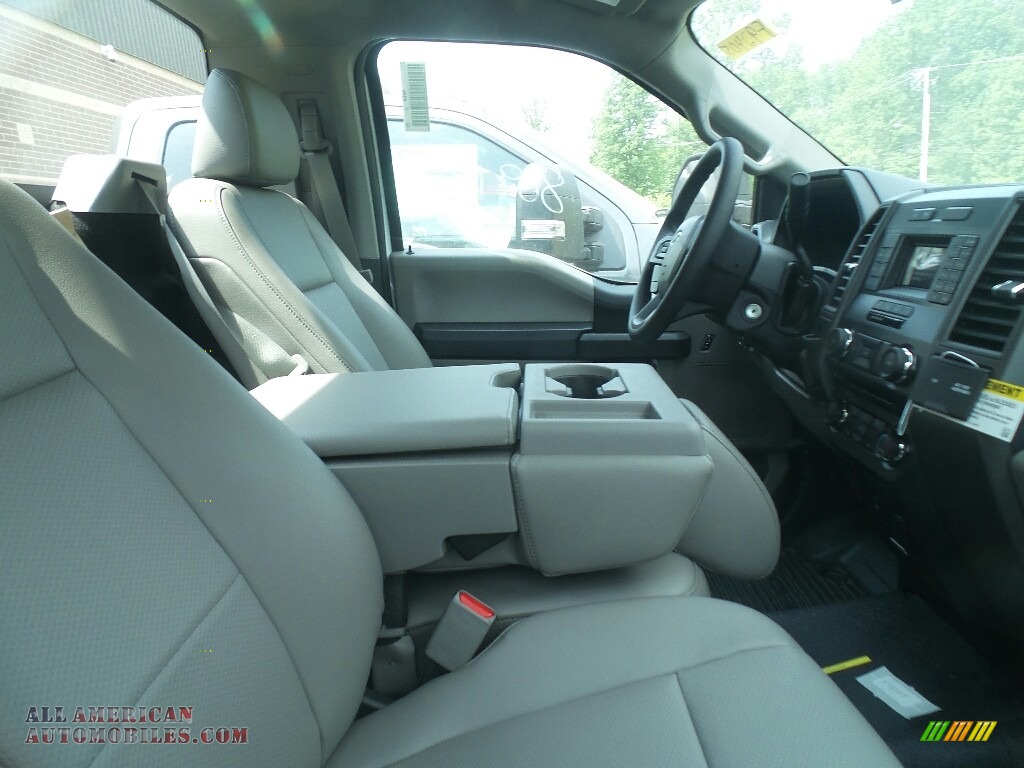 2017 F550 Super Duty XL Regular Cab Chassis - Oxford White / Medium Earth Gray photo #5