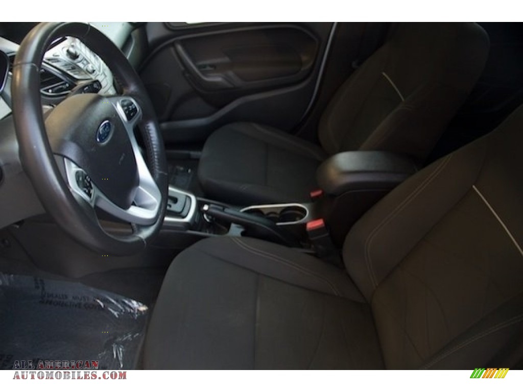 2014 Fiesta SE Sedan - Ingot Silver / Charcoal Black photo #3