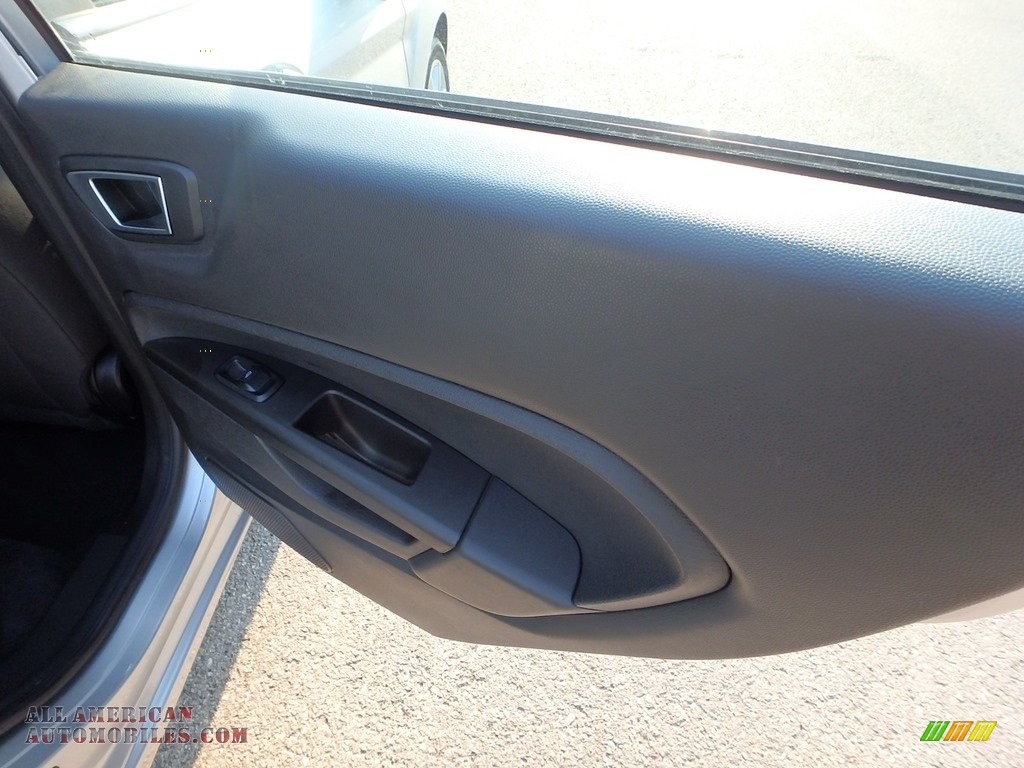 2016 Fiesta SE Sedan - Ingot Silver Metallic / Charcoal Black photo #15