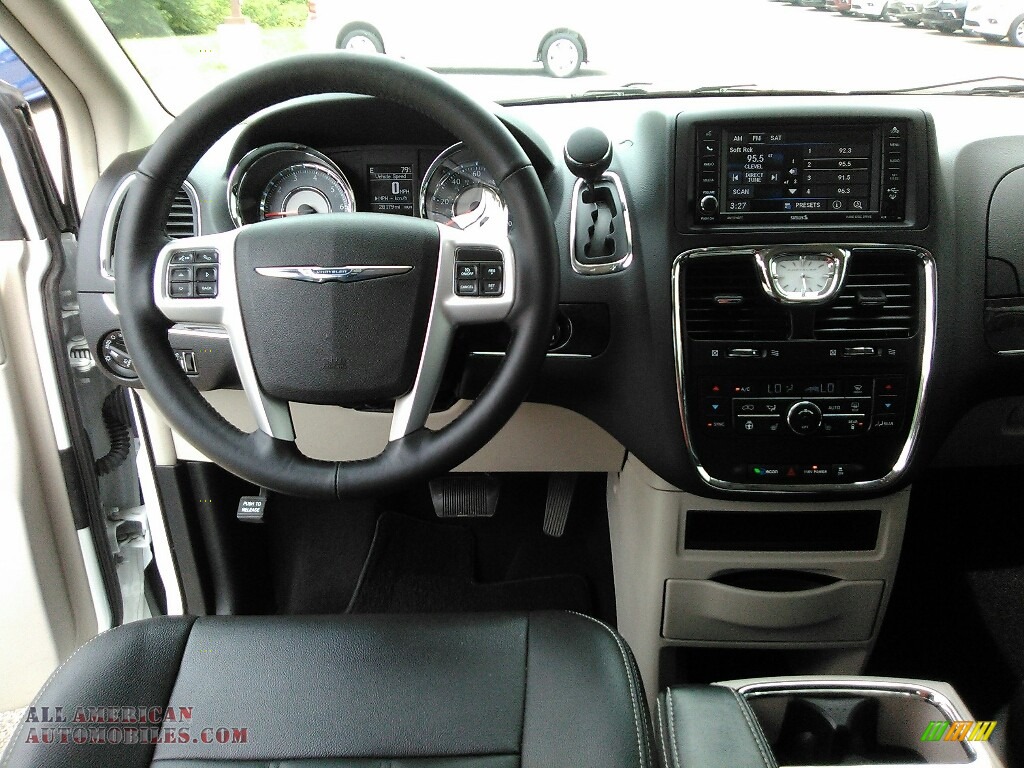 2015 Town & Country Touring - Bright White / Black/Light Graystone photo #9