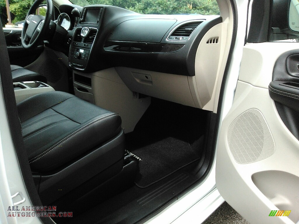 2015 Town & Country Touring - Bright White / Black/Light Graystone photo #20