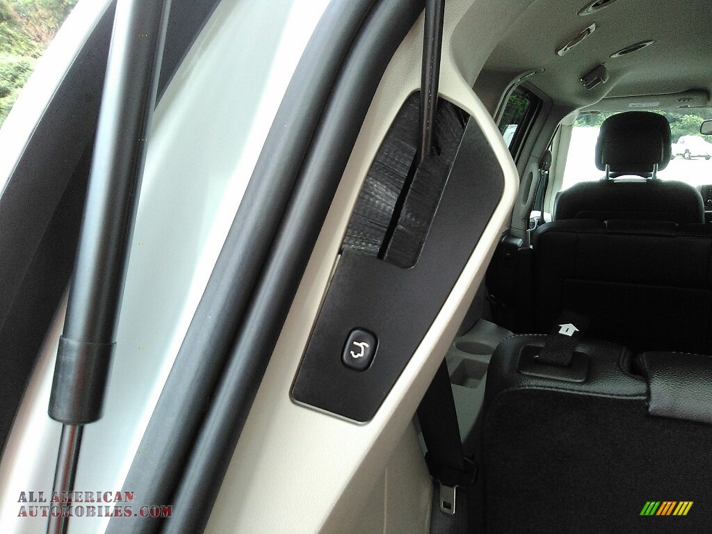 2015 Town & Country Touring - Bright White / Black/Light Graystone photo #23