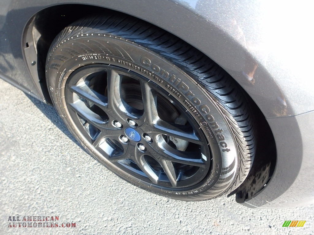2016 Focus SE Hatch - Magnetic / Charcoal Black photo #10