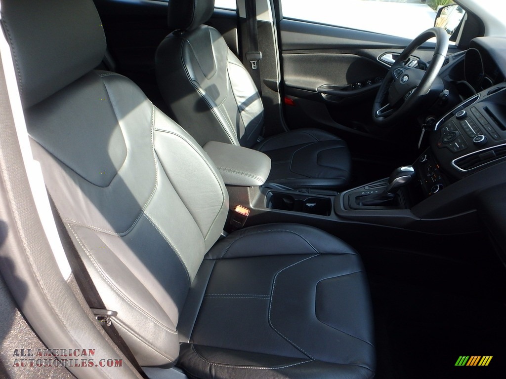 2016 Focus SE Hatch - Magnetic / Charcoal Black photo #11