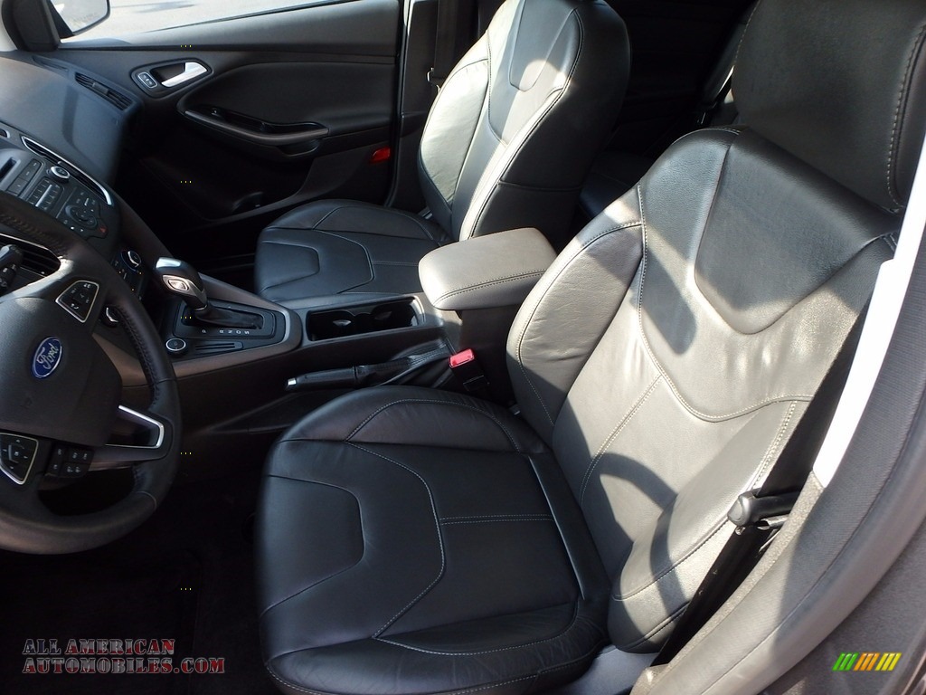 2016 Focus SE Hatch - Magnetic / Charcoal Black photo #16