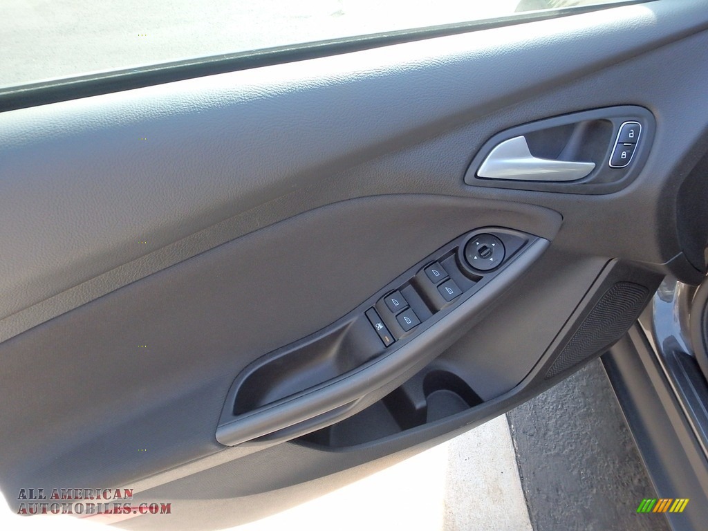 2016 Focus SE Hatch - Magnetic / Charcoal Black photo #20