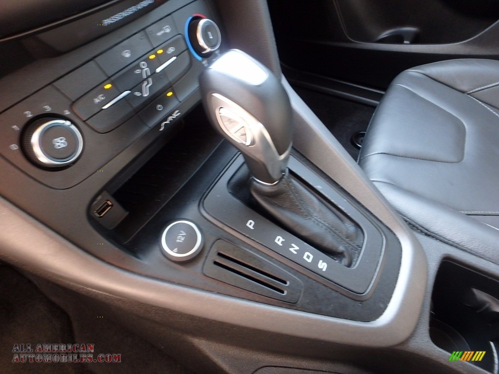 2016 Focus SE Hatch - Magnetic / Charcoal Black photo #21