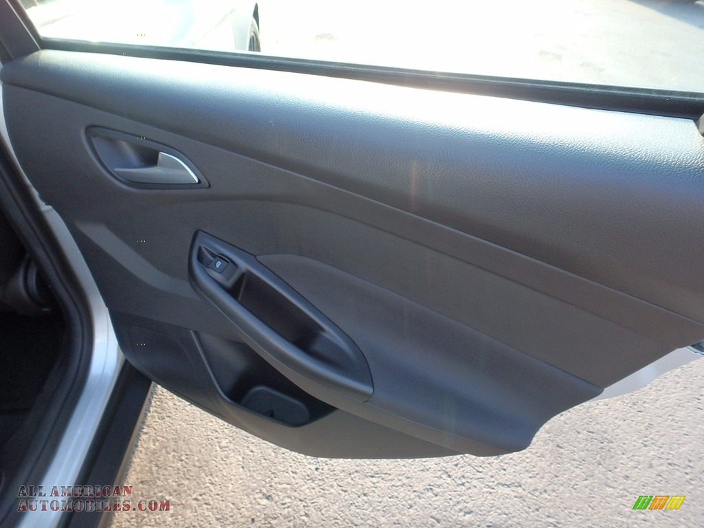 2016 Focus SE Hatch - Ingot Silver / Charcoal Black photo #15