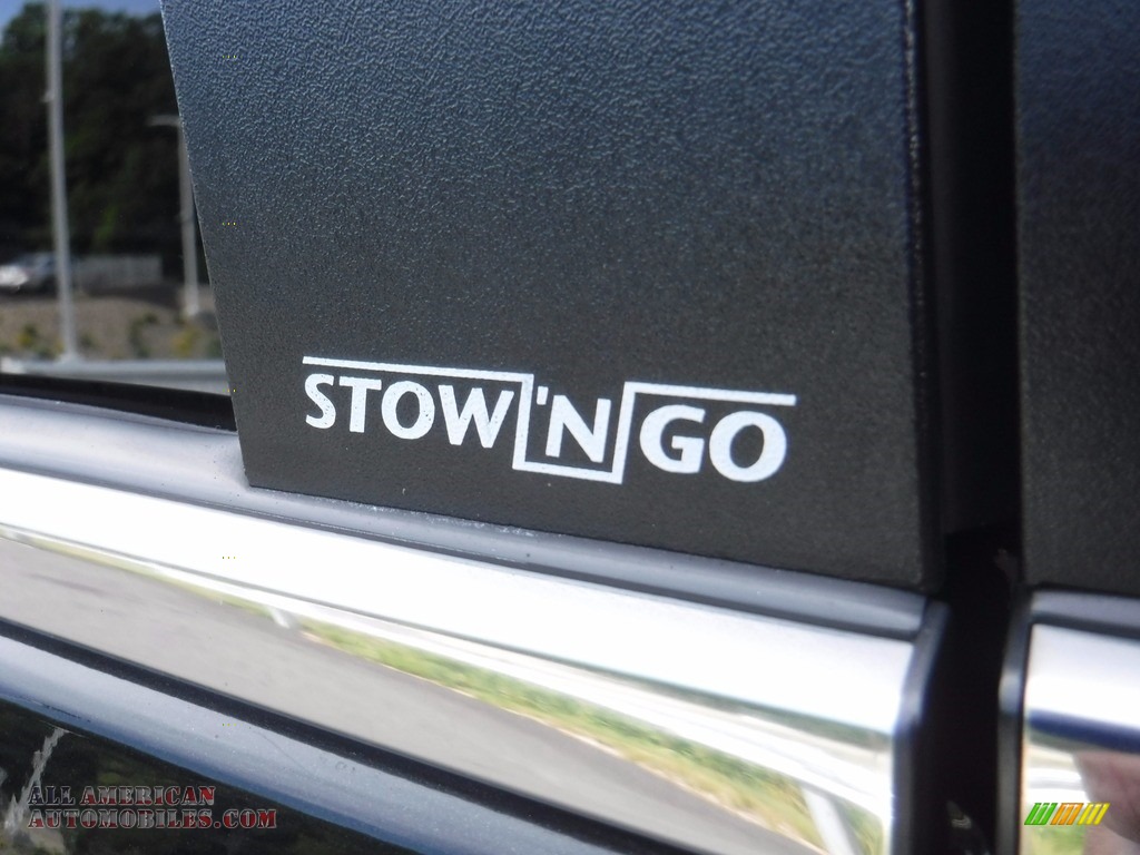 2012 Town & Country Touring - L - Brilliant Black Crystal Pearl / Black/Light Graystone photo #4