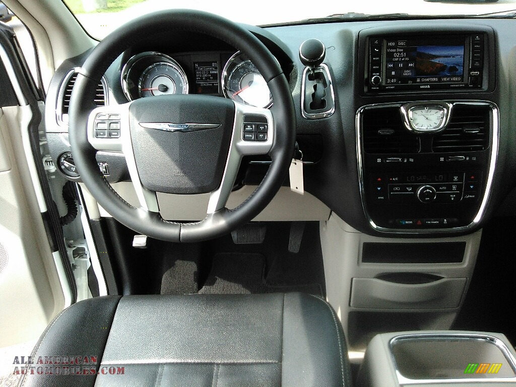 2015 Town & Country Touring - Bright White / Black/Light Graystone photo #9