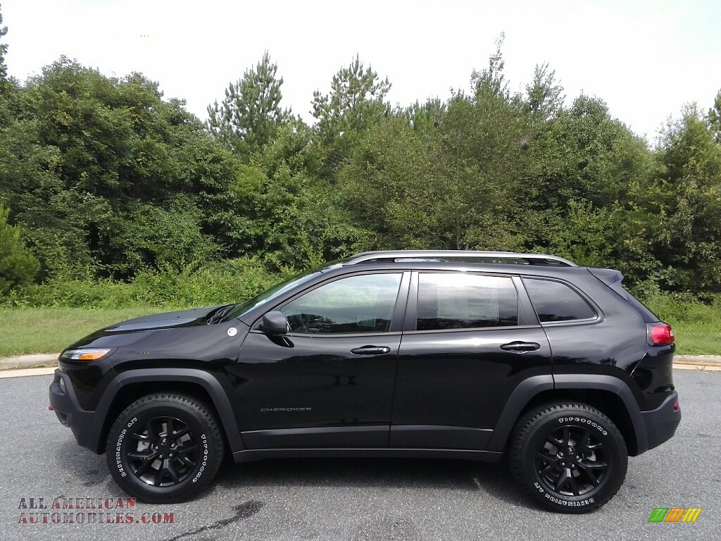 2017 Cherokee Trailhawk 4x4 - Diamond Black Crystal Pearl / Black photo #1