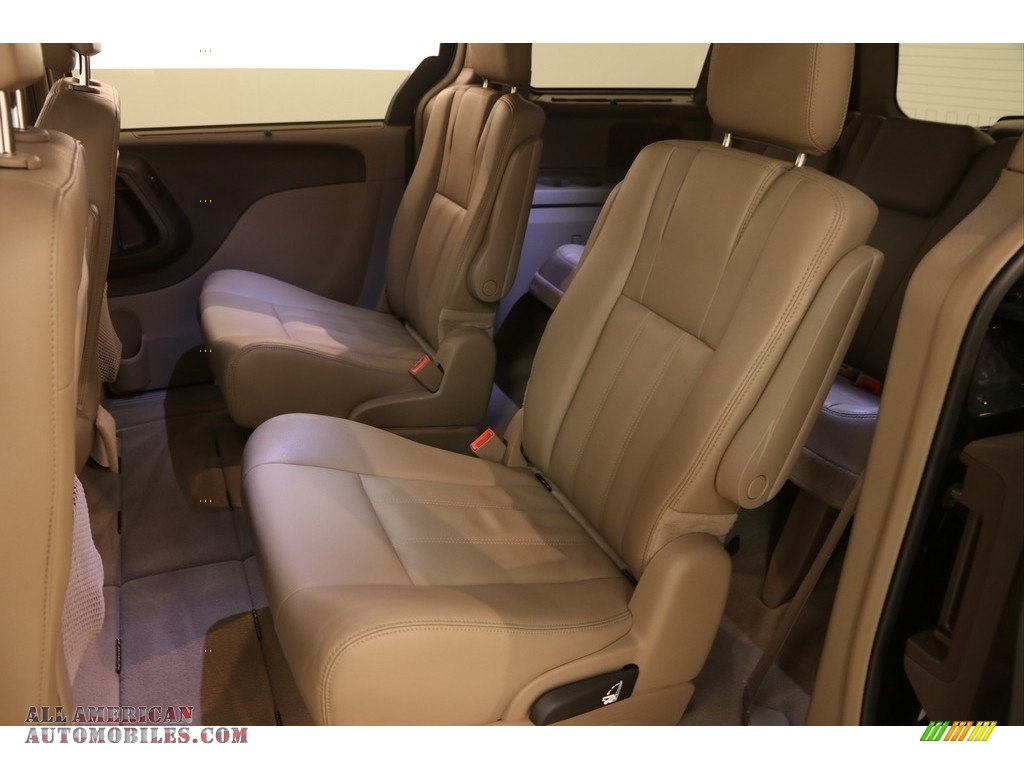 2016 Town & Country Touring - Brilliant Black Crystal Pearl / Dark Frost Beige/Medium Frost Beige photo #17