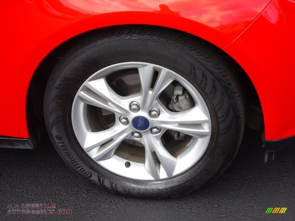 2014 Focus SE Sedan - Race Red / Medium Light Stone photo #3