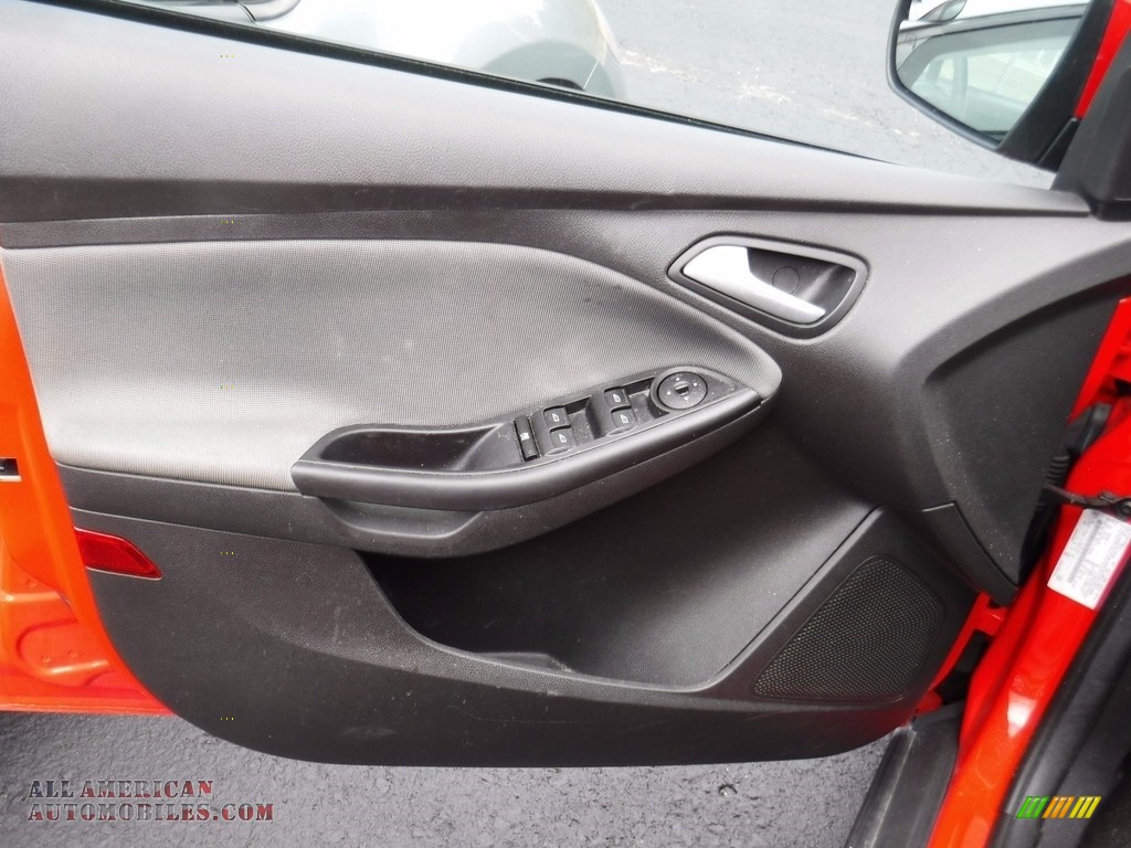 2014 Focus SE Sedan - Race Red / Medium Light Stone photo #11