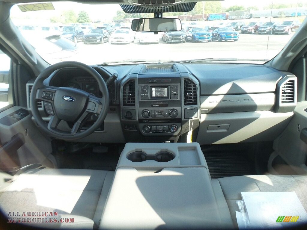 2017 F550 Super Duty XL Regular Cab 4x4 Chassis - Oxford White / Medium Earth Gray photo #4