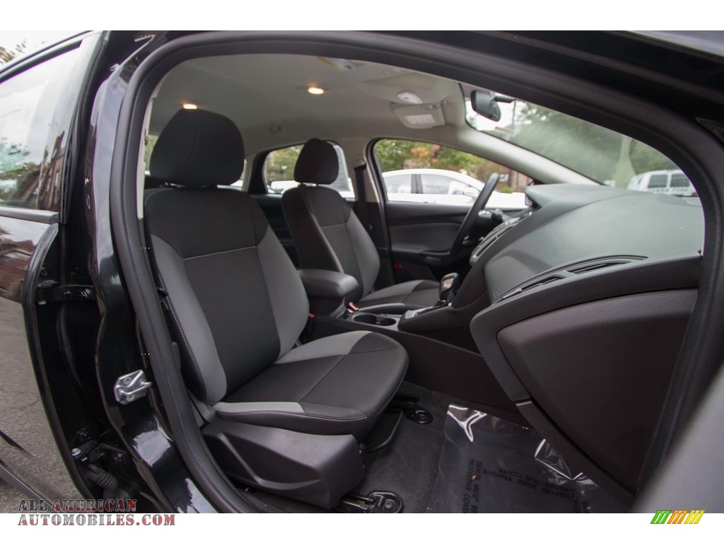 2014 Focus SE Sedan - Tuxedo Black / Charcoal Black photo #24