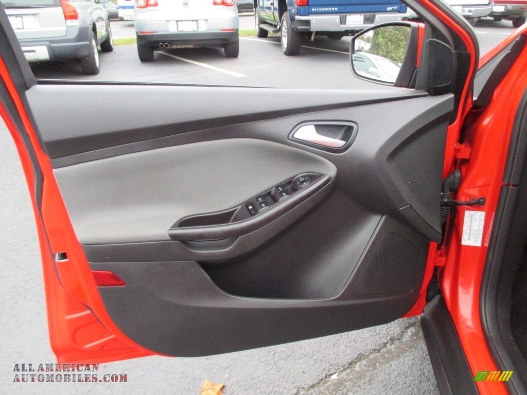 2013 Focus SE Sedan - Race Red / Charcoal Black photo #14