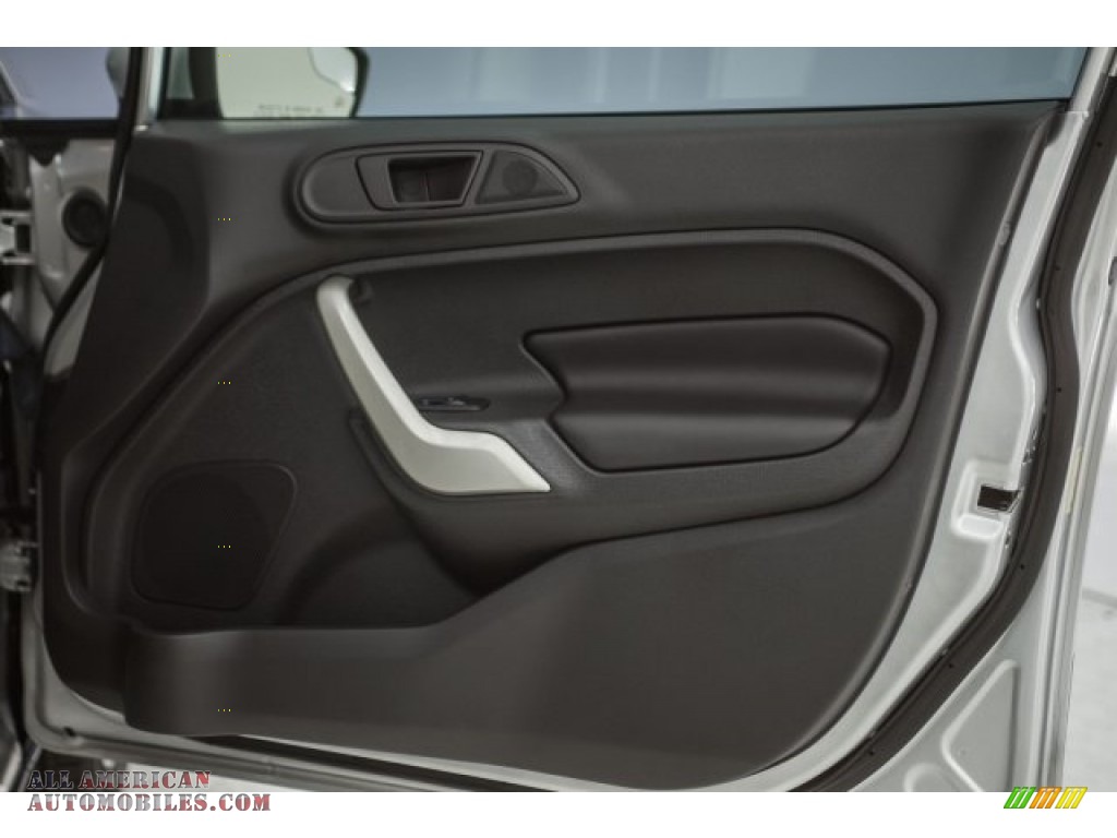 2011 Fiesta SES Hatchback - Ingot Silver Metallic / Cashmere/Charcoal Black Leather photo #22