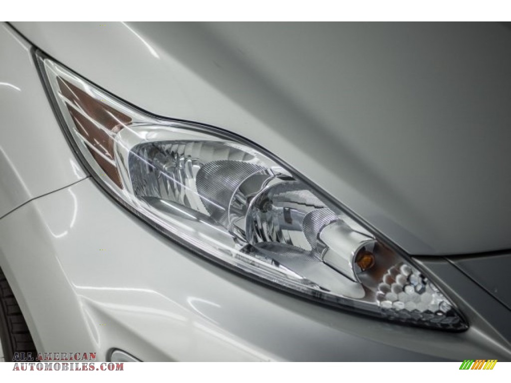2011 Fiesta SES Hatchback - Ingot Silver Metallic / Cashmere/Charcoal Black Leather photo #24