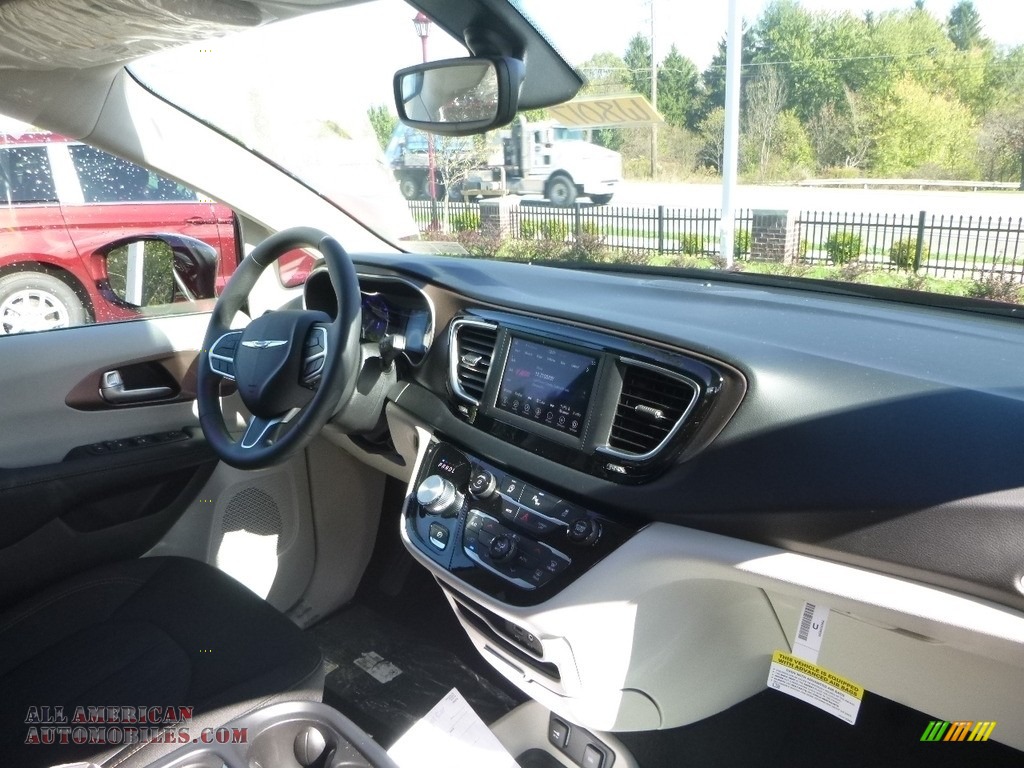 2018 Pacifica Touring Plus - Velvet Red Pearl / Black/Alloy photo #10