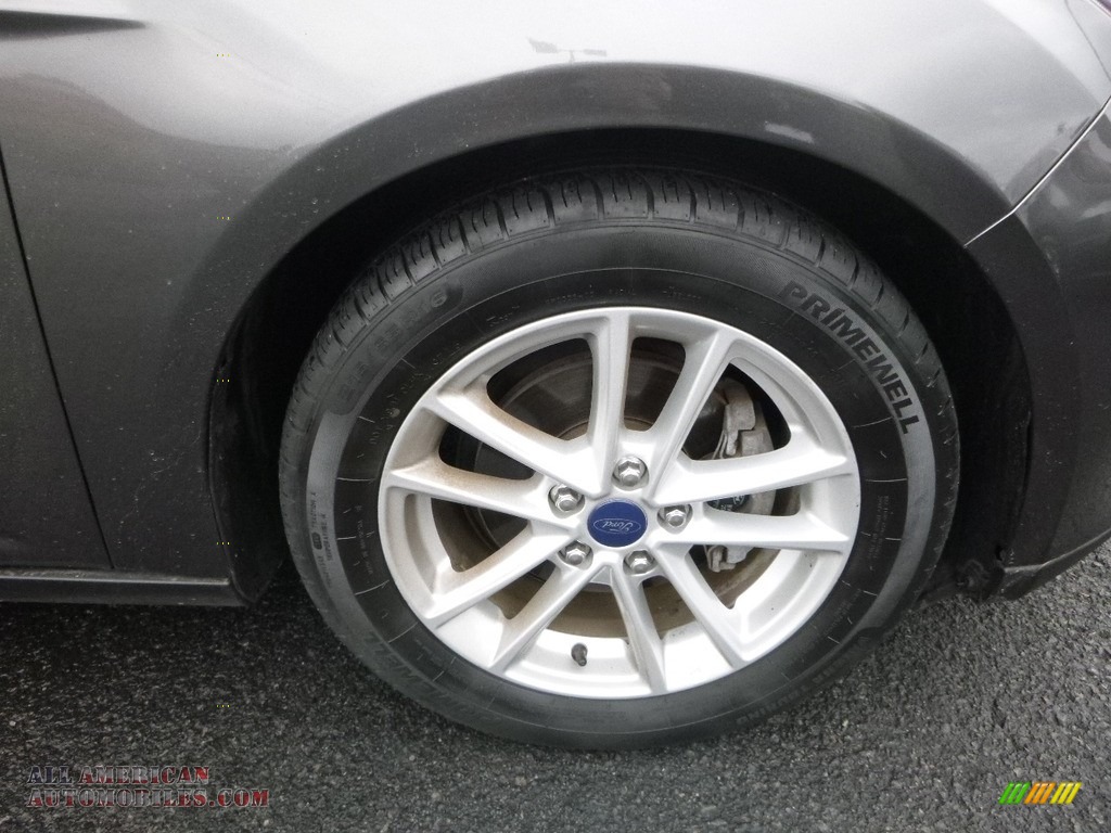 2016 Focus SE Sedan - Magnetic / Charcoal Black photo #2