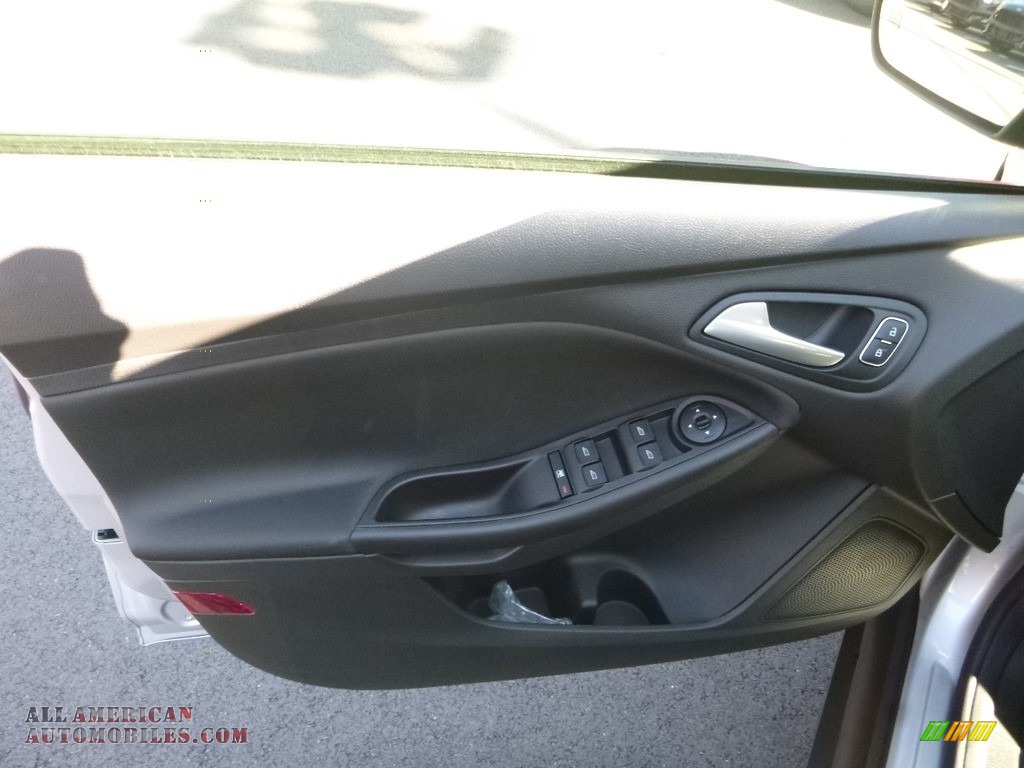 2018 Focus SE Sedan - Ingot Silver / Charcoal Black photo #10