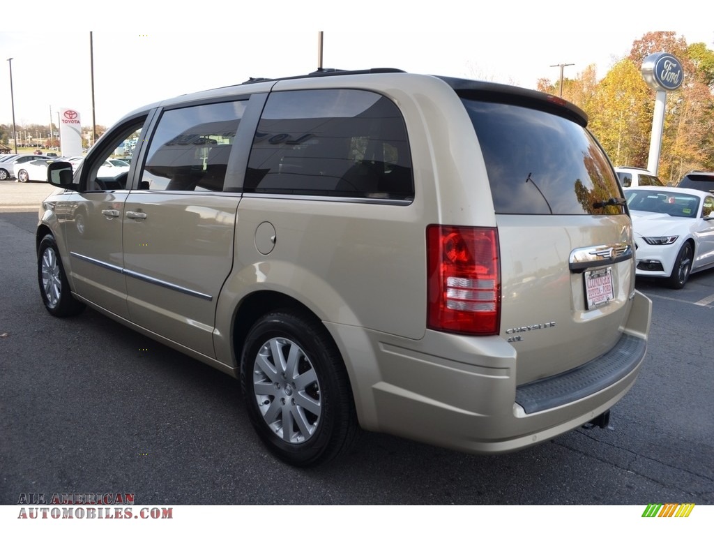 2010 Town & Country Touring - White Gold / Dark Slate Gray/Light Shale photo #5