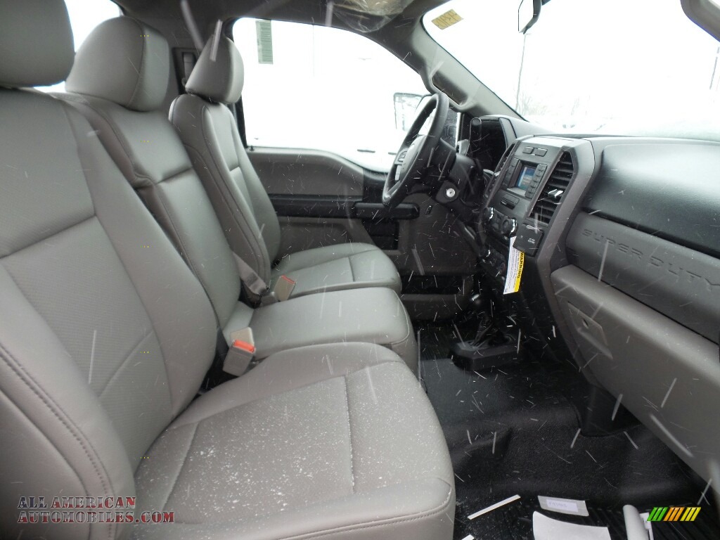 2017 F550 Super Duty XL Regular Cab 4x4 Chassis - Oxford White / Medium Earth Gray photo #5